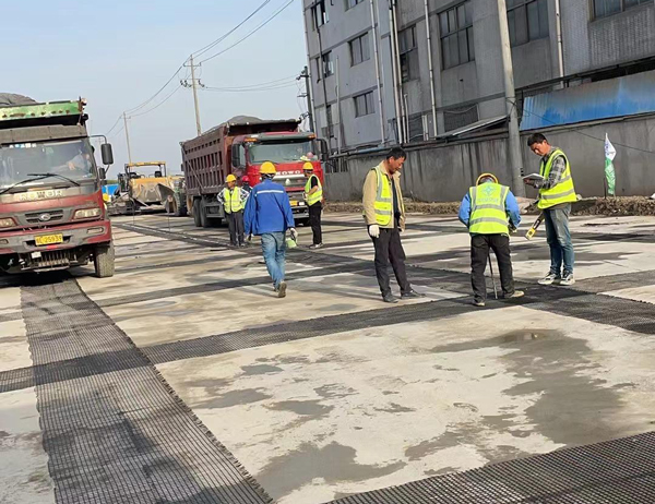 八宿老材料的新故事：玻璃纤维土工格栅如何在‘白改黑’浪潮中重获新生？